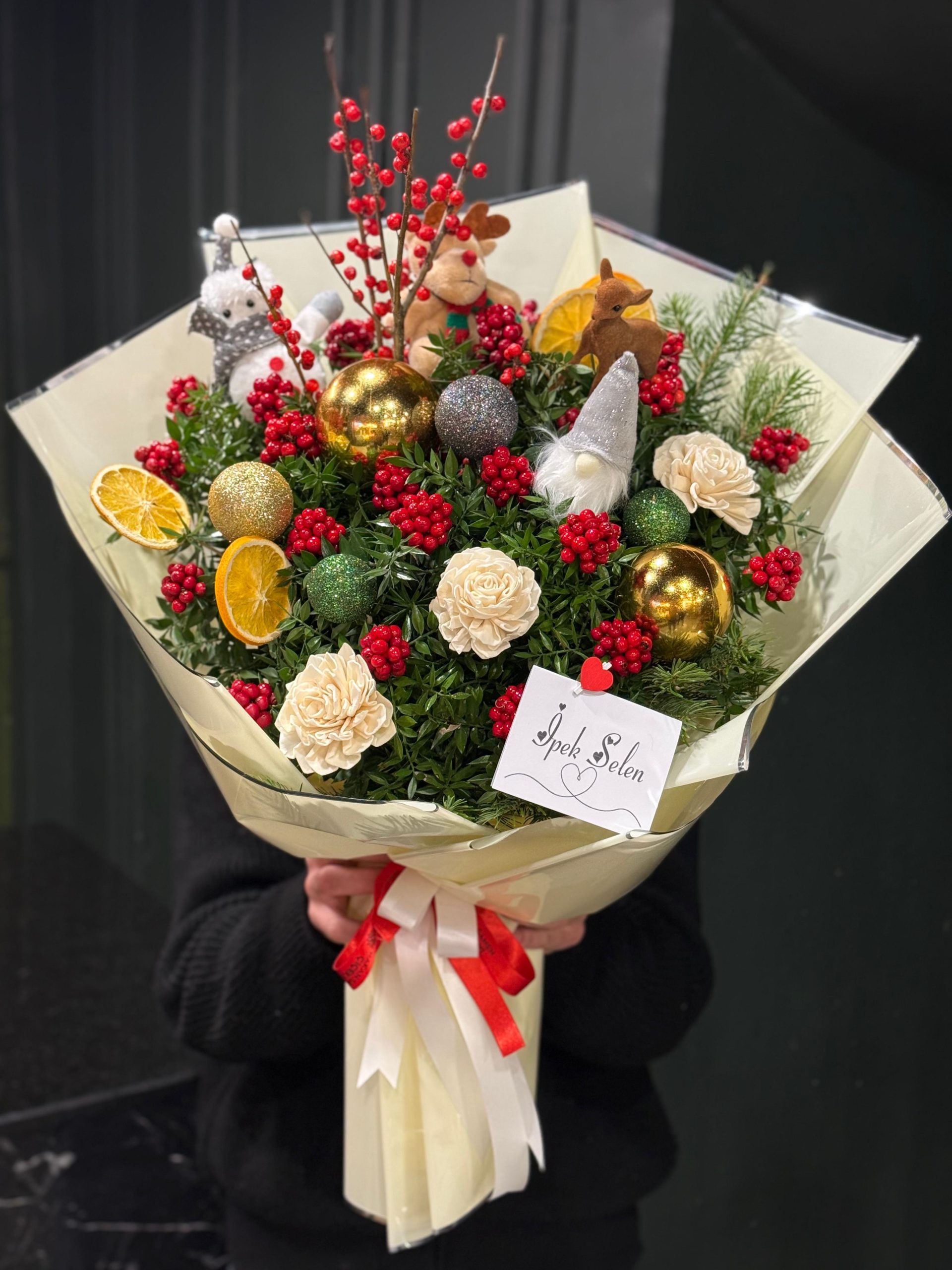 Kış Masalı: Sevimli Geyik ve Şans Cücesi Yılbaşı Buketi